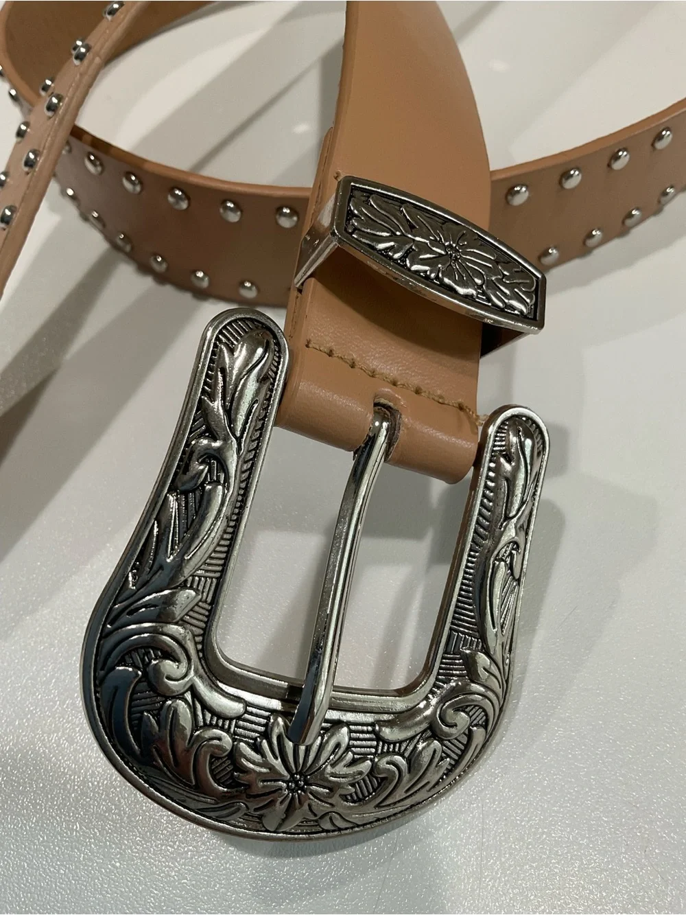 ☀️ NWOT Women’s Silver Studded Leather Belt, 39”/31.5”